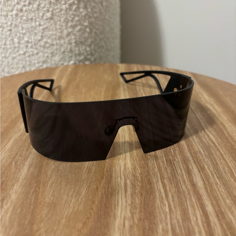 100% auth Dior sunglasses w/ case 💫